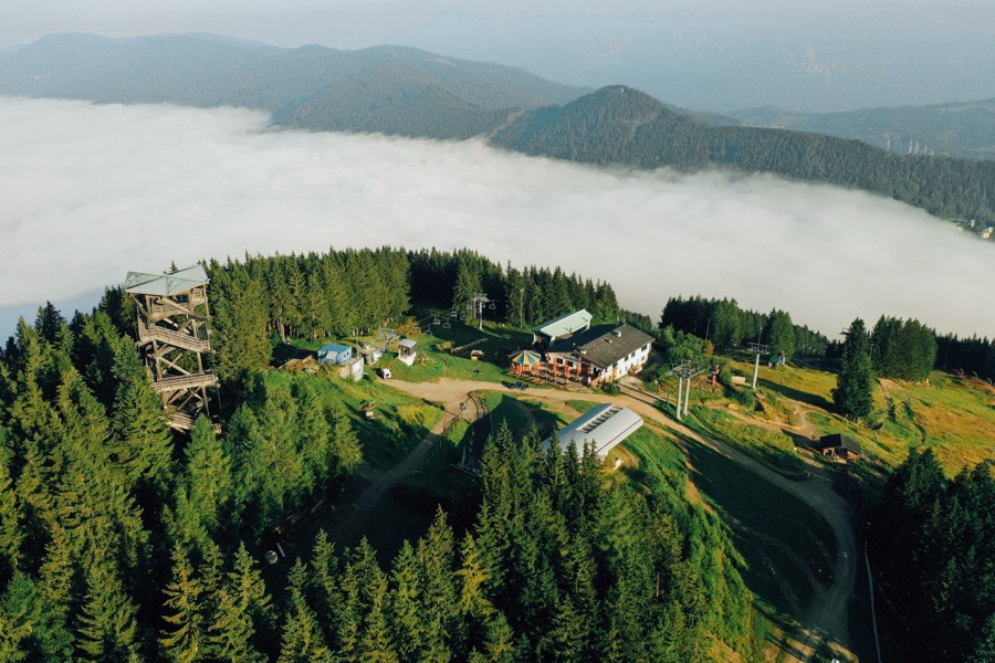 Der Hirschenkogel über den Wolken