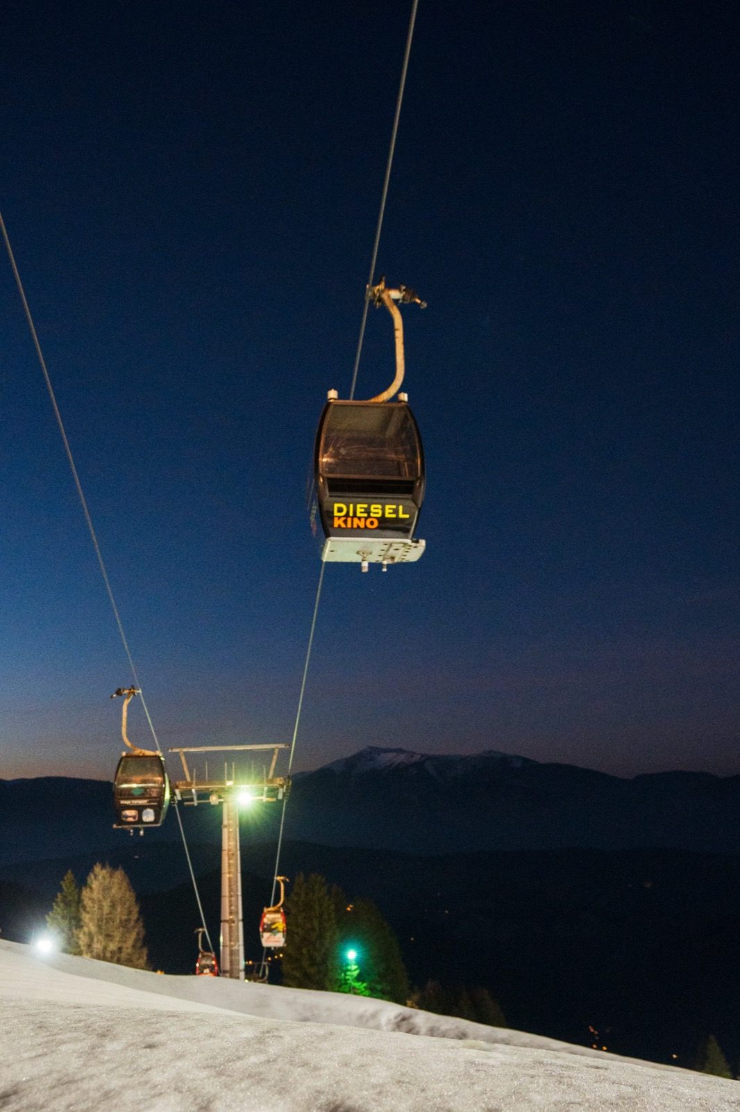 Kabinenbahn am Semmering zur blauen Stunde im Nachtbetrieb