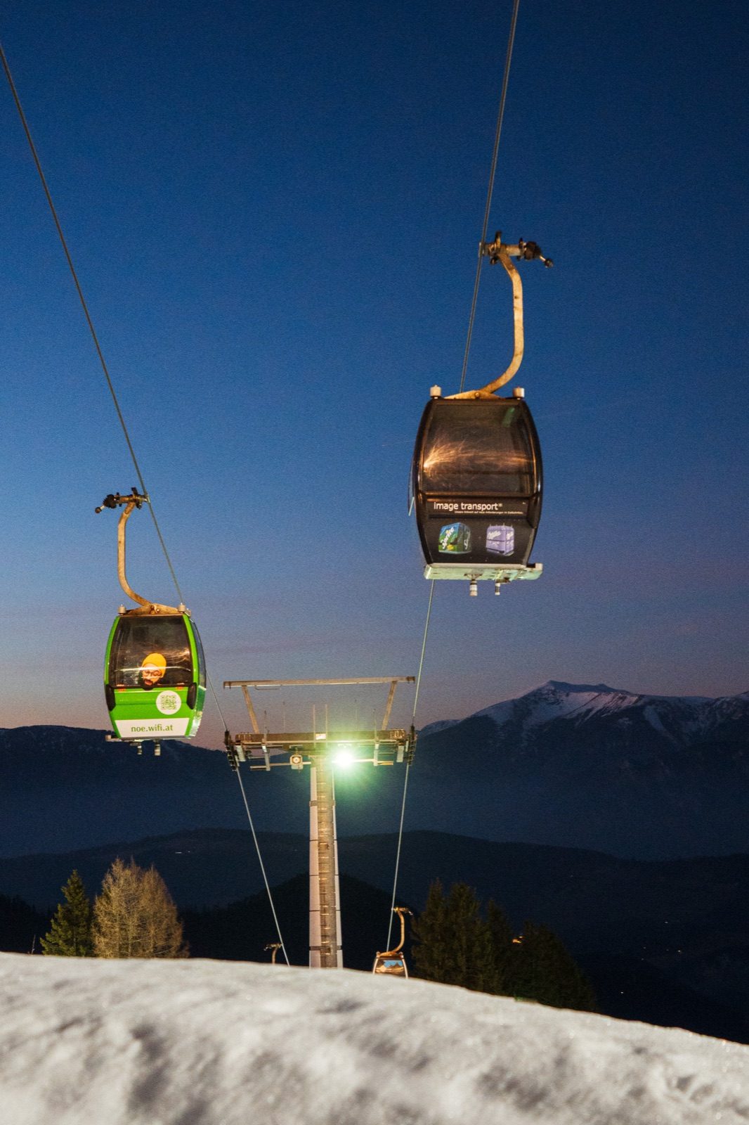 Kabinenbahn am Semmering in der Dämmerung mit Blick auf den Schneeberg