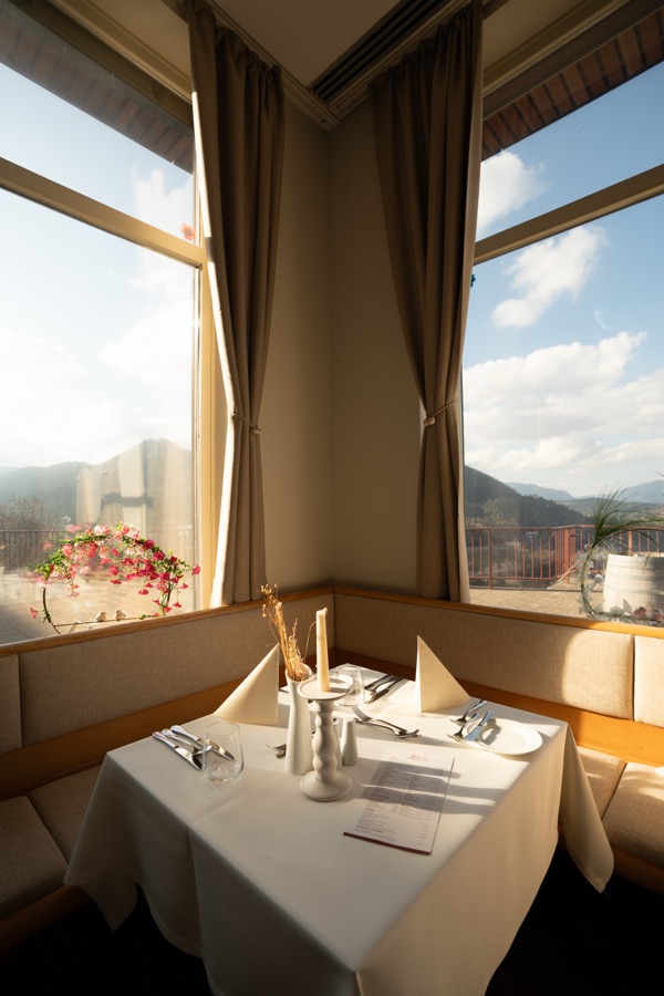 Fensterplatz mit Alpenblick zur goldenen Stunde