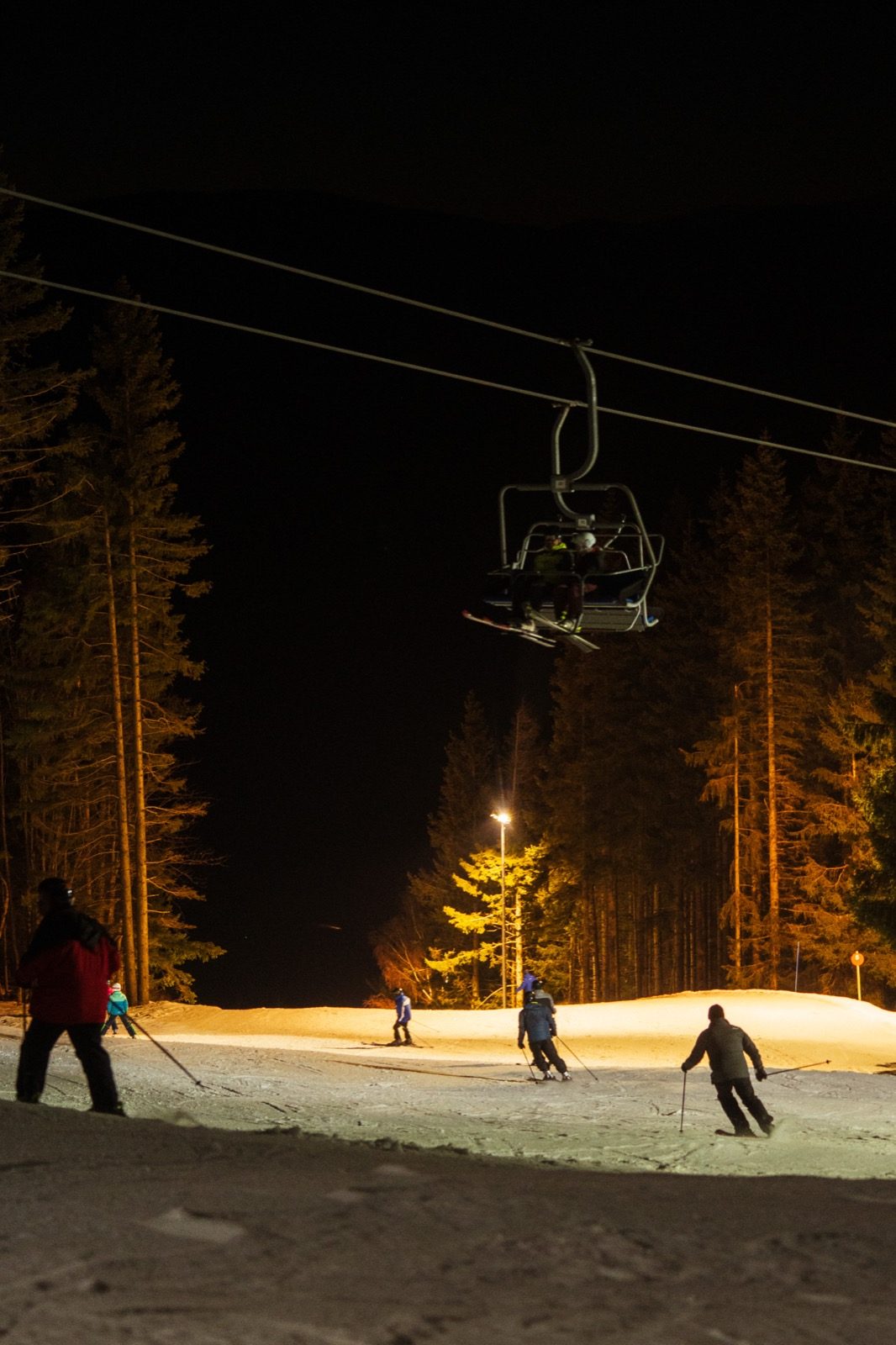 Nachtskifahren auf beleuchteter Piste am Semmering