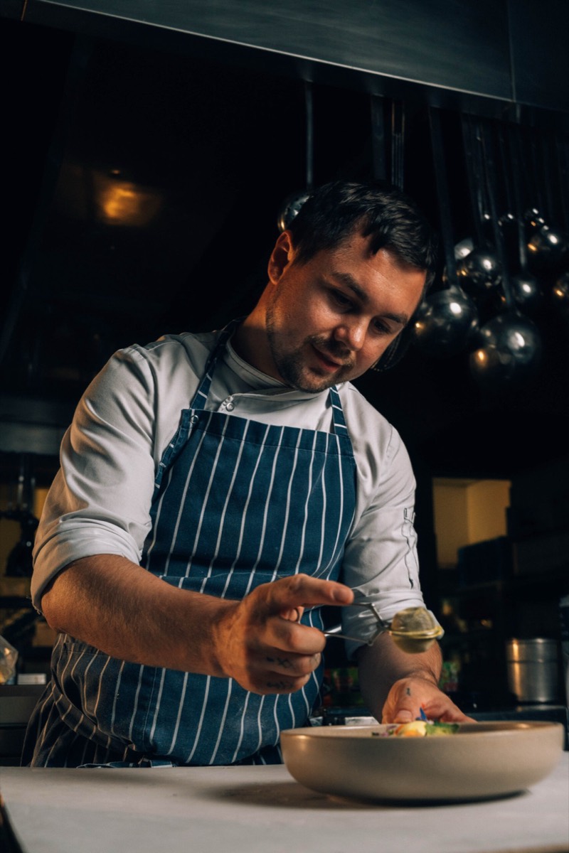 Küchenchef Yurii Novikov beim Anrichten im Grand View