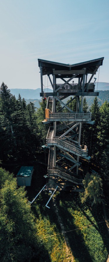 Über Holztreppen nach oben