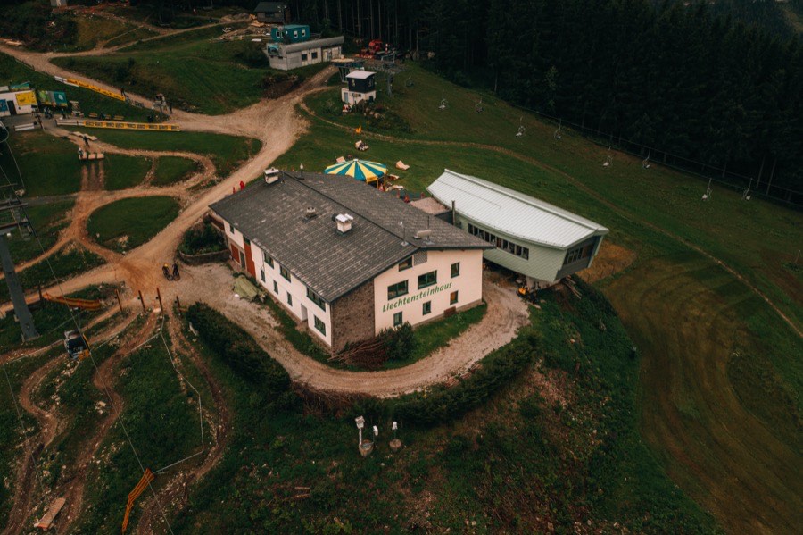 Das Liechtensteinhaus von oben — mitten am Hirschenkogel